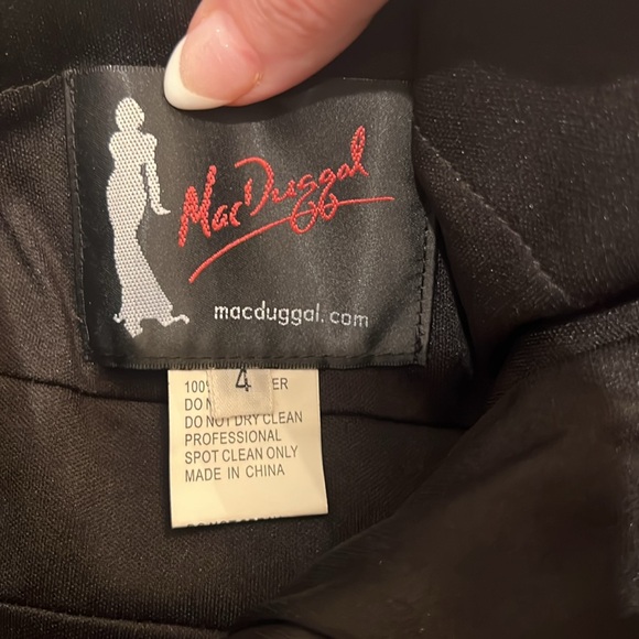 NWT Mac Duggal 67502 Floral Appliqué V-Neck Evening Gown Size 4 Black $798 - Picture 16 of 16